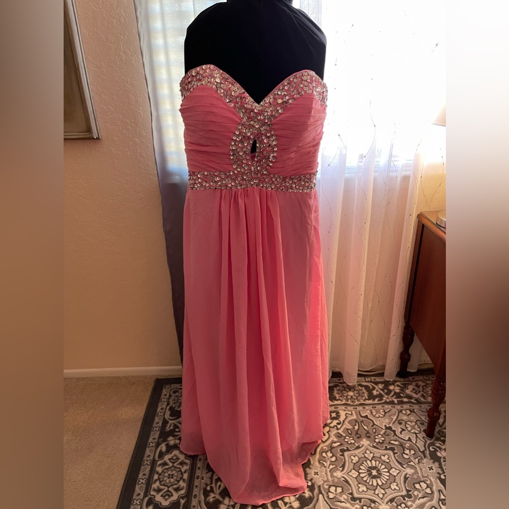 Lovely pink party dress. Size MOST likely M/L.